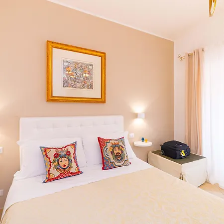 Dionisio Couette-café Taormine